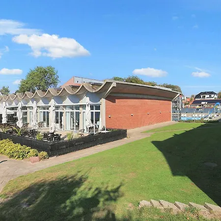 6 Person On A In Διαμέρισμα