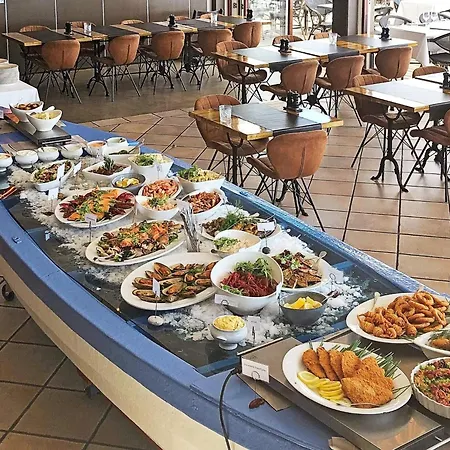 6 Person On A In Διαμέρισμα