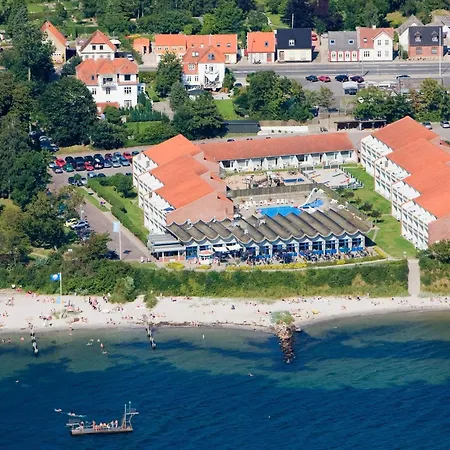 6 Person On A In Apartamento