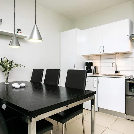 6 Person On A In Apartamento